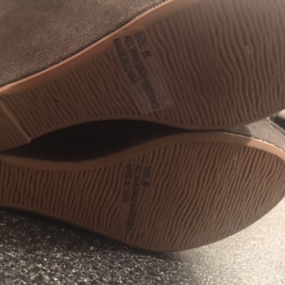Shoes - Picture 4 of 5